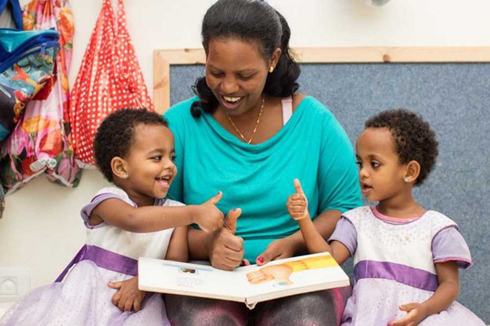 Nach den Strapazen der Flucht haben diese Zwillinge endlich wieder Spaß beim Lernen mit ihrer Betreuerin.