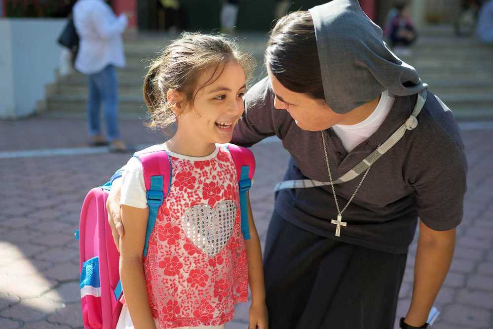 © Anne Ackermann / Kindermissionswerk Schwester Yolanda mit einer Schülerin